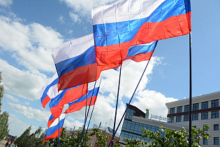 Цвета нации: как в школах Барнаула прививают знания о государственных символах России