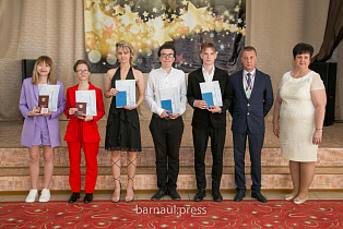 Глава города Вячеслав Франк вручил аттестаты выпускникам гимназии №45 Барнаула