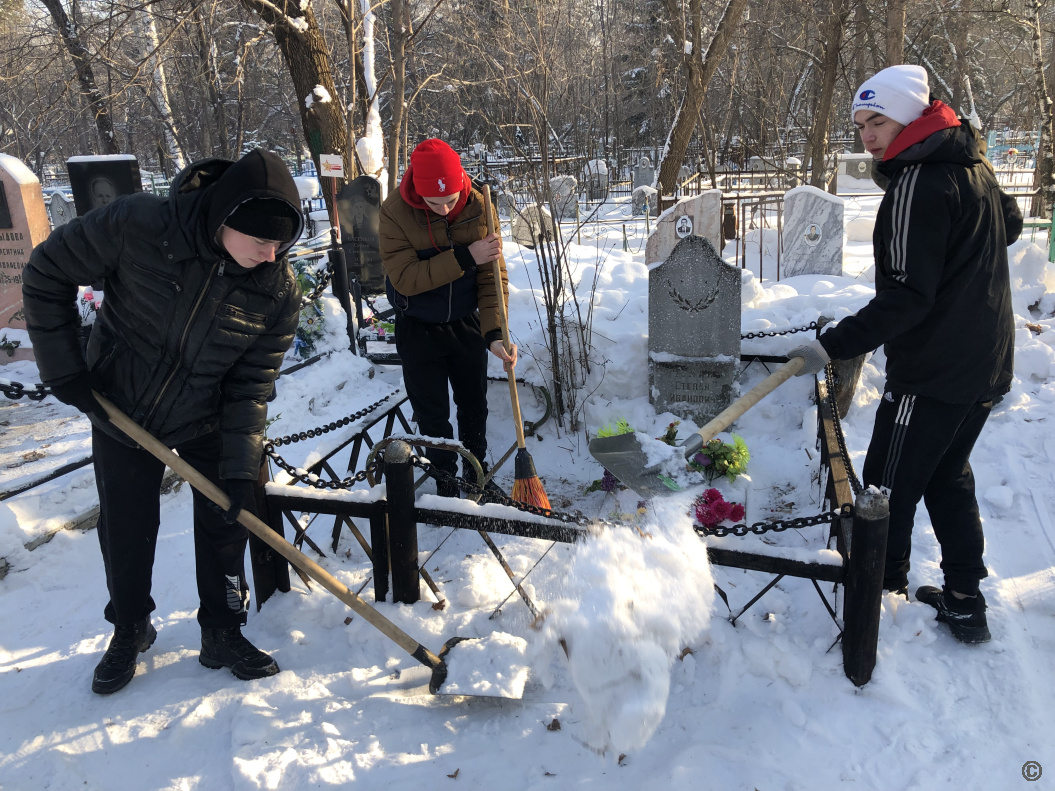 Аллею Памяти на Власихинском кладбище очистили от снега в рамках  патриотической акции БАРНАУЛ :: Официальный сайт города