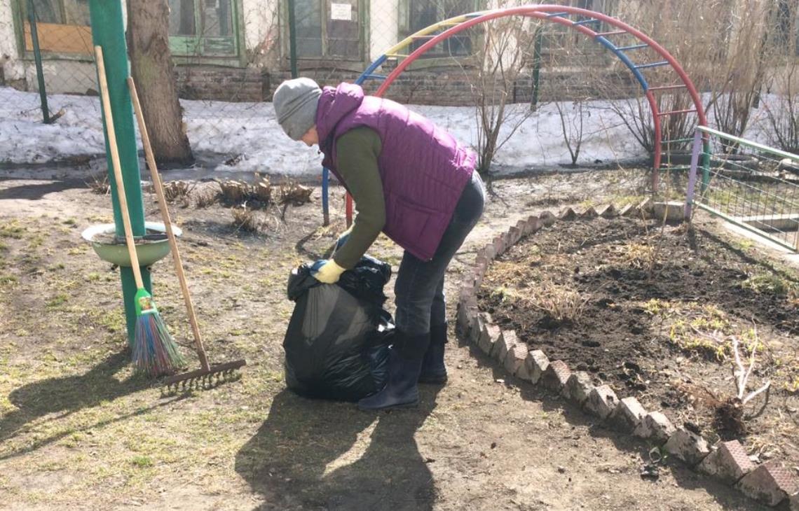 Активисты ТОС Ленинского района приводят в порядок дворы после затянувшейся  зимы БАРНАУЛ :: Официальный сайт города