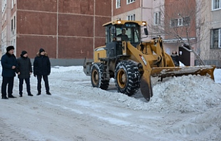 Контрольные объезды по очистке дворов и кровель продолжаются в Ленинском районе краевой столицы