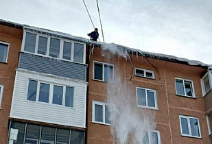 В районах Барнаула контролируют уборку снега и наледи с крыш и во дворах домов