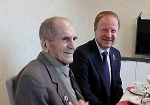 Виктор Томенко побывал в гостях у ветерана Великой Отечественной войны Василия Горбунова и поздравил его с Днем Победы