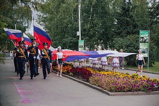 Автопробег по главным улицам Барнаула и яркий праздник в парке "Центральный"