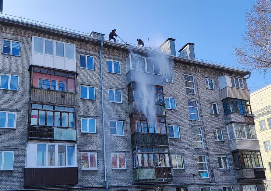 Коммунальные и дорожные службы очищают от снега и наледи улицы и дворы Октябрьского района