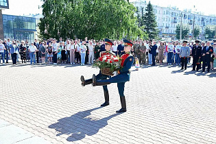 В Барнауле возложили цветы к Мемориалу Славы в День памяти и скорби