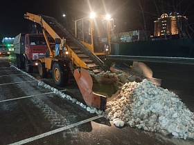 Дорожная служба Барнаула очищает улицы и тротуары от мокрого снега