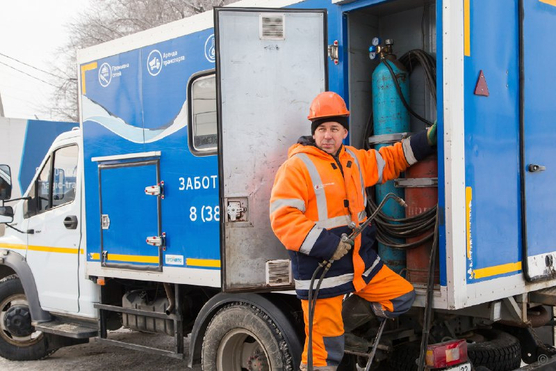 Специалисты Росводоканал Барнаул устраняют повреждение водопровода на улице Молодежная
