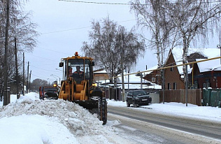 В Барнауле дорожники продолжают очищать городские улицы от снега и наледи 