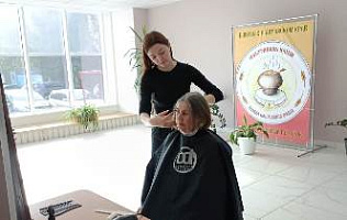 Для пожилых жительниц Барнаула провели акцию по бесплатному предоставлению парикмахерских услуг