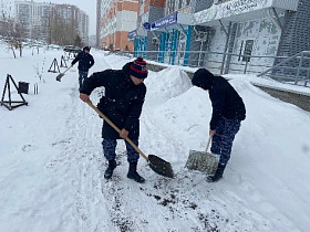 Волонтеры продолжают работы по посыпке тротуаров Барнаула