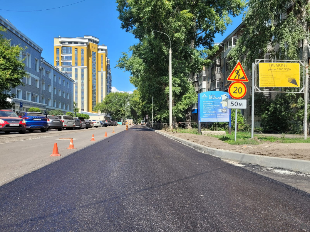 В рамках дорожного нацпроекта в Барнауле на нескольких улицах укладывают  верхний слой асфальта БАРНАУЛ :: Официальный сайт города