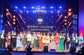 Около 500 барнаульских школьников получили аттестаты особого образца и медали «За особые успехи в учении I и II степеней»