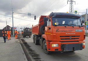 Дорожная служба Барнаула продолжает санитарную очистку городских дорог