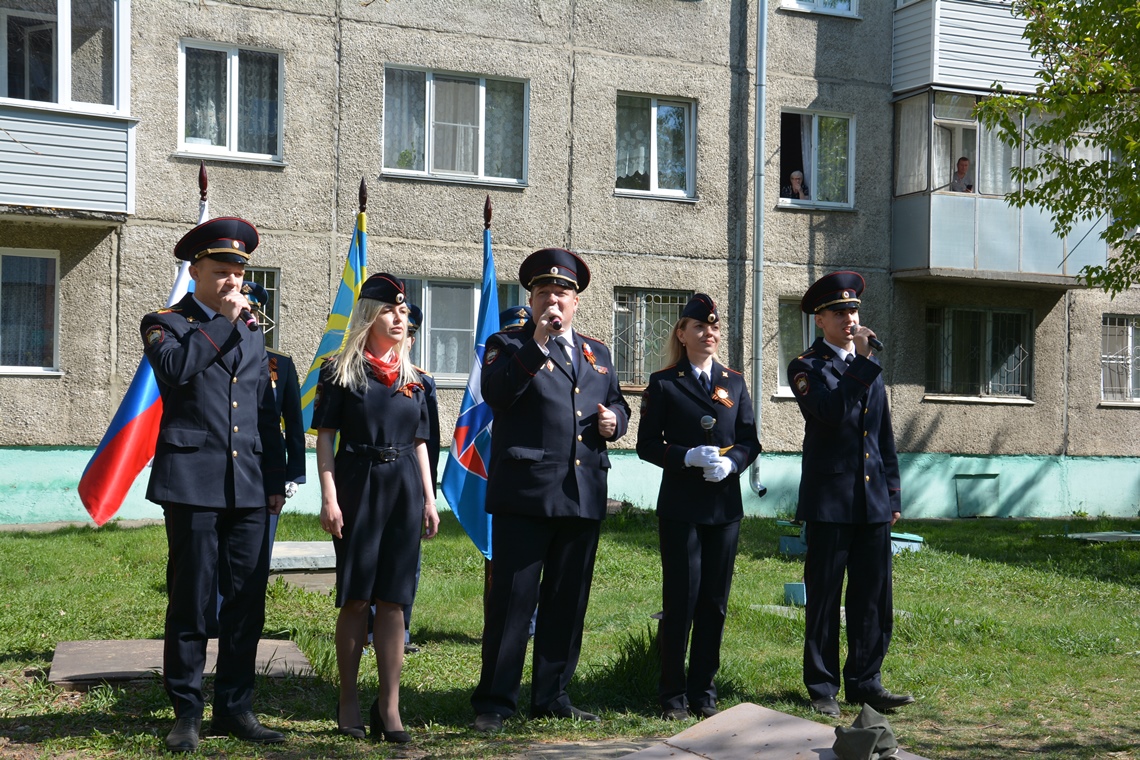 Выступления фронтовых бригад прошли в Ленинском районе у домов двух  ветеранов Великой Отечественной войны | 08.05.2022 | Барнаул - БезФормата