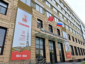 На зданиях Барнаула подняли копии Знамени Победы