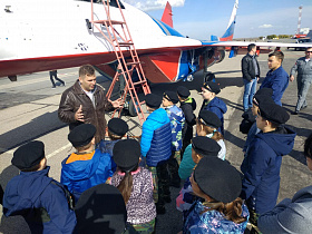 Экипаж авиационной группы «Стрижи» встретился с барнаульскими школьниками