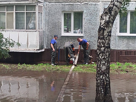 Городские службы устраняются последствия непогоды в Барнауле