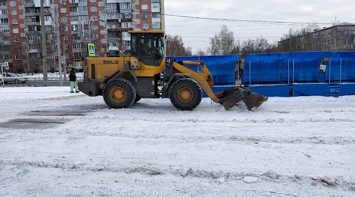 Работы по уборке, вывозу снега и посыпке улиц и дворовых территорий песчано-соляной смесью на контроле администрации Ленинского района