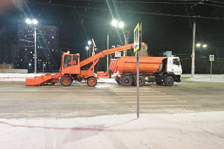 В Барнауле снегоуборочная техника прометает и посыпает реагентами дорожные участки 