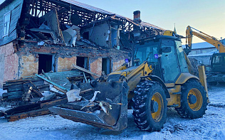 В Барнауле сносят аварийный дом по улице Мало-Олонской 