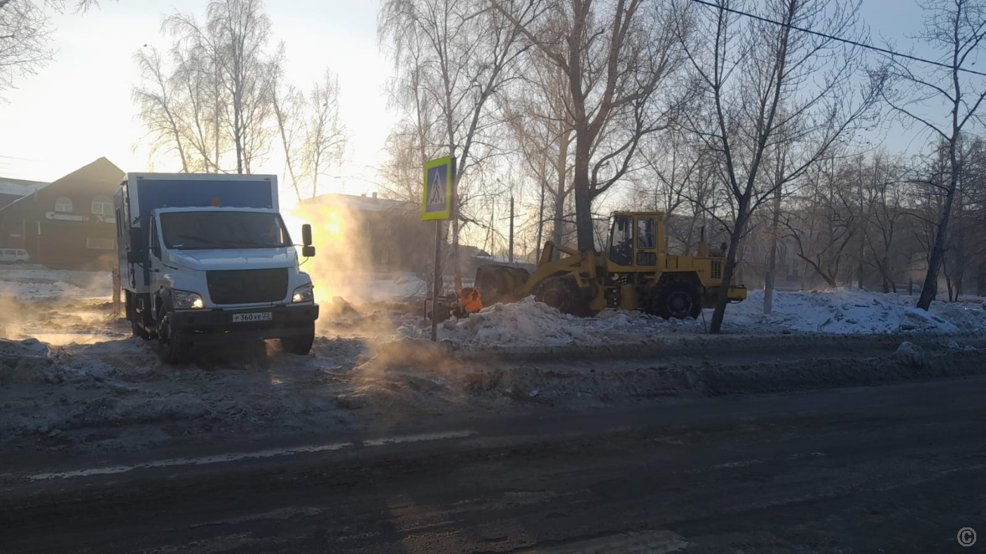 Барнаульский водоканал устраняет повреждение на улице Аванесова БАРНАУЛ ::  Официальный сайт города