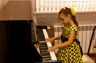 По нацпроекту «Культура» в пять барнаульских музыкальных школ доставили новые пианино