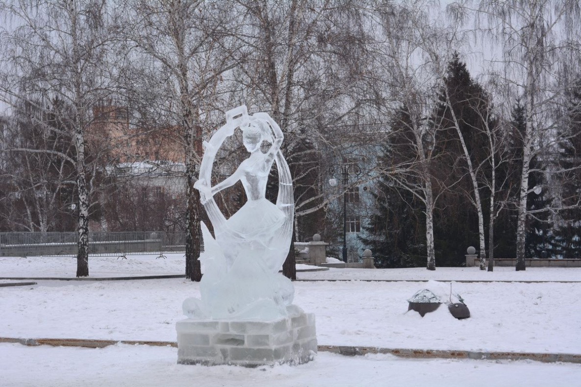 Скульптура барнаула. Ледяные скульптуры Барнаул. Скульптуры ледяные зимой в Барнауле. Скульптуры Барнаула.