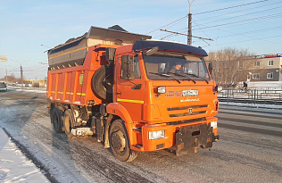 В Барнауле продолжается очистка дорог, тротуаров и придомовых территорий от снега и наледи