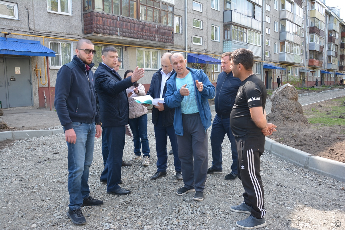 В Ленинском районе представители администрации и общественники контролируют  ход работ в рамках нацпроекта «Жилье и городская среда» БАРНАУЛ ::  Официальный сайт города