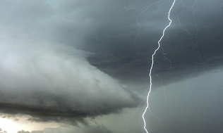 Гроза и ливень: штормовое предупреждение передали в Алтайском крае на 19 и 20 июня