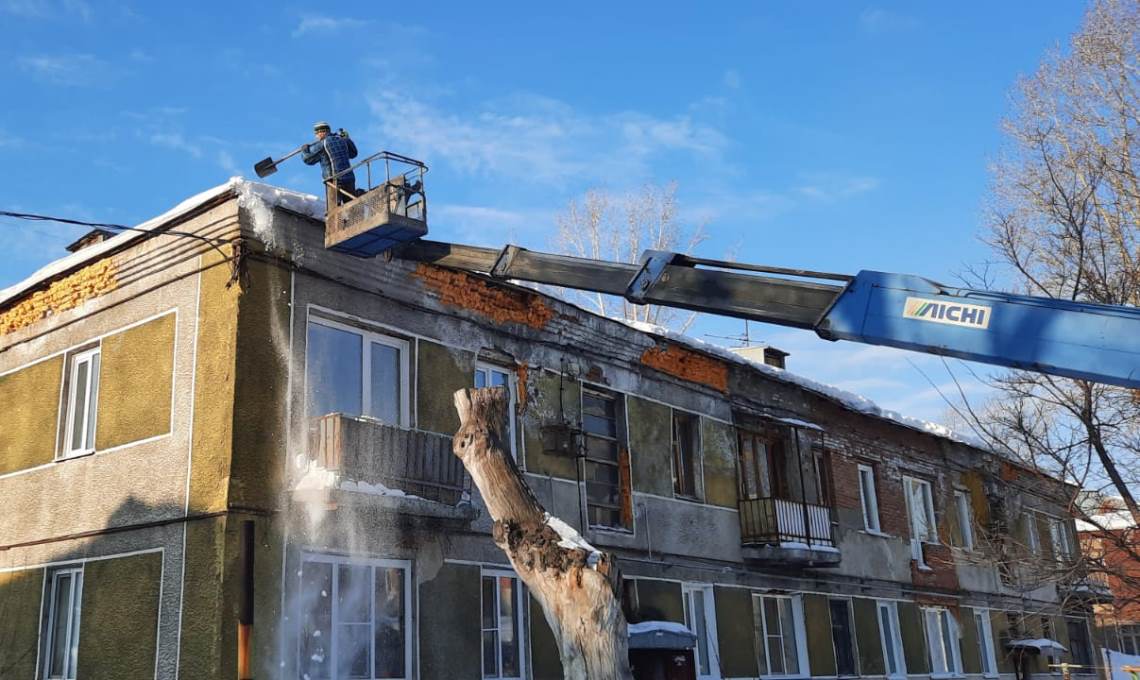 крыша пятиэтажки. дом признан аварийным и подлежащим сносу. капремонт домов. ветхое здание. дом был признан аварийным.