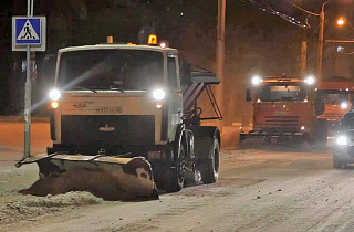 Дорожные службы Барнаула продолжают очистку городских улиц