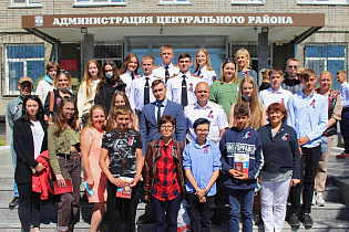 В преддверии Дня России в Центральном районе 15 школьникам вручили паспорта