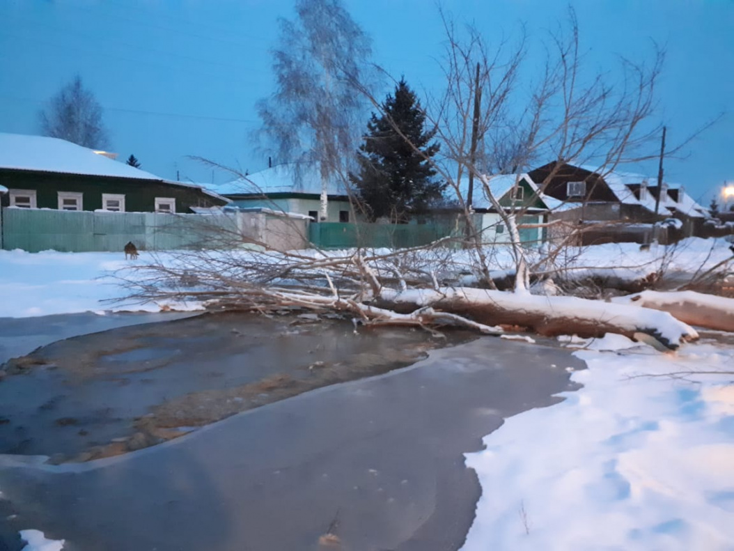 Ведутся работы по устранению аварийного повреждения на водопроводе на ул.  Карла Маркса,94 | 17.12.2020 | Барнаул - БезФормата