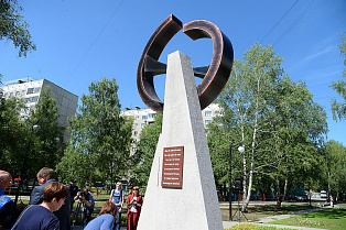 Среда Барнаула: знак в память освобождения Ленинграда от блокады