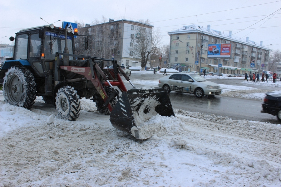 На дорогах Барнаула работает 88 единиц снегоуборочной техники 