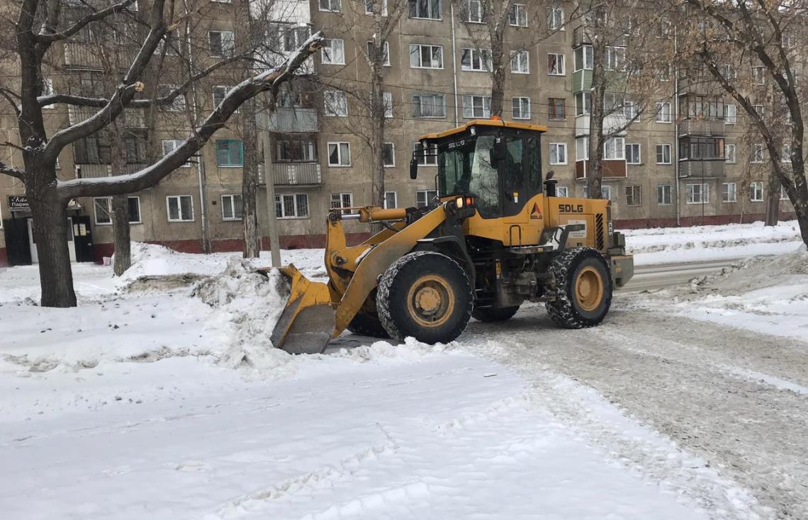 Продолжаются работы по уборке снега с основных уличных магистралей и  внутриквартальных проездов Ленинского района БАРНАУЛ :: Официальный сайт  города