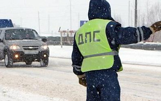 ГИБДД напоминает, как безопасно управлять автомобилем и переходить дорогу в снегопад 