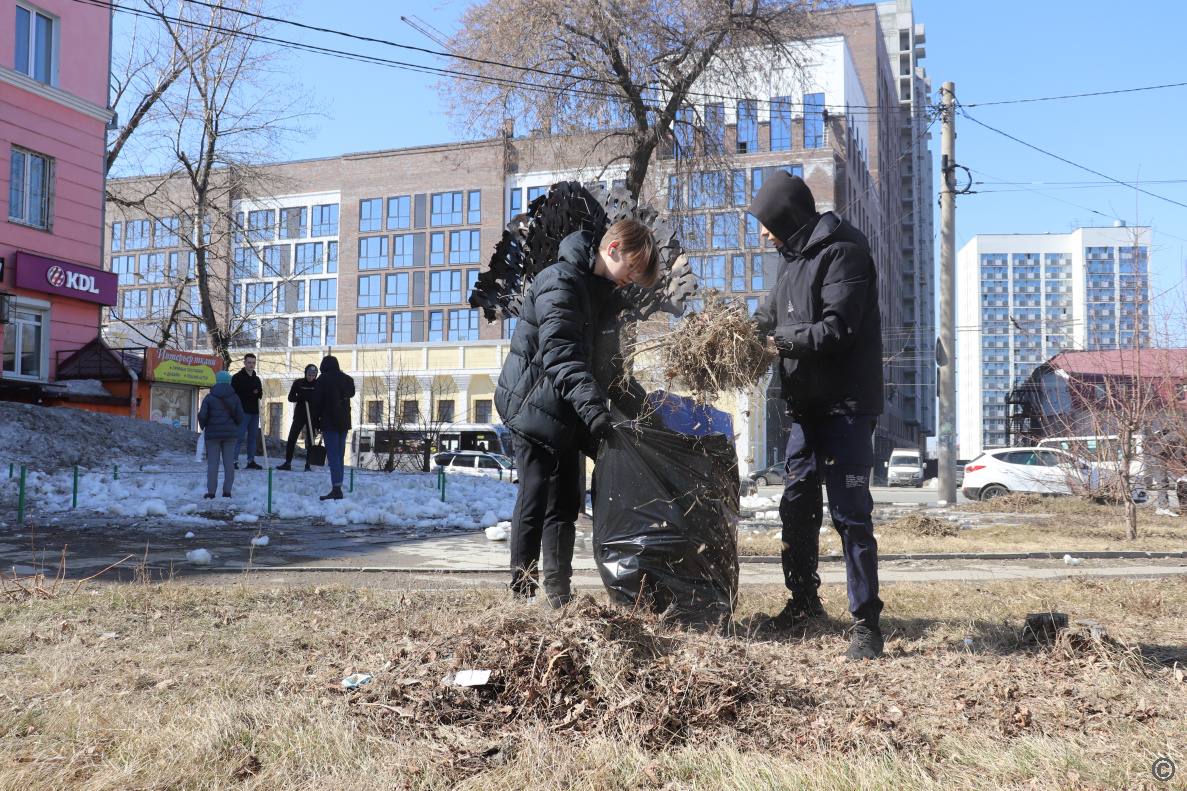 В первом «чистом четверге» приняли участие студенты и активные жители  Железнодорожного района БАРНАУЛ :: Официальный сайт города