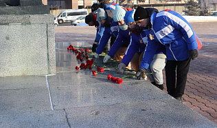 В Барнауле в День Героев Отечества возложили цветы к Мемориалу Славы
