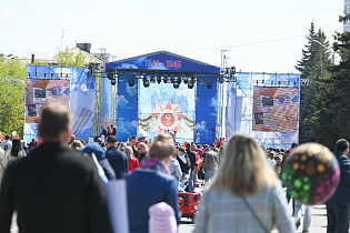 На площади Сахарова началась большая концертная программа, посвященная Дню Победы