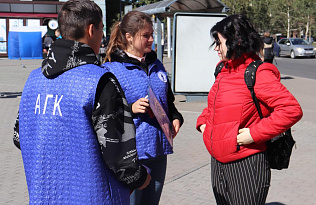 Барнаульцы получали ленточки-триколор и фотографировались в рамках молодежной акции