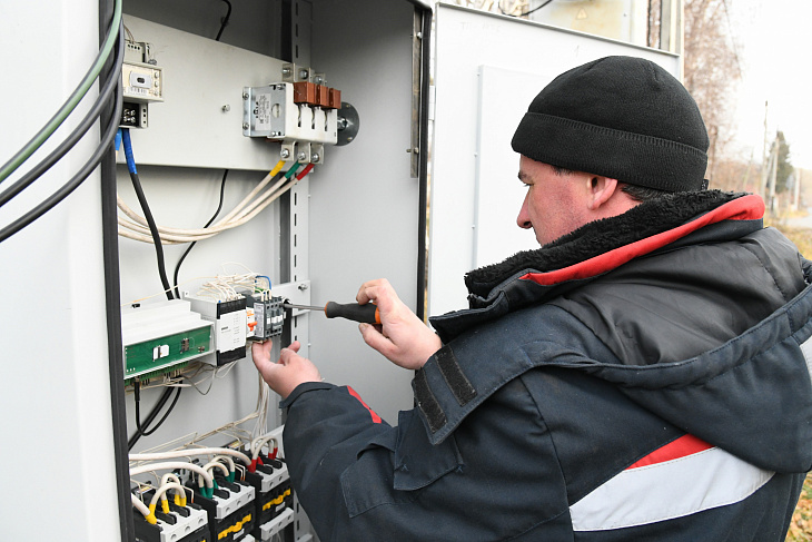 В пригороде зажигают фонари: линии уличного освещения обновляются в Барнауле