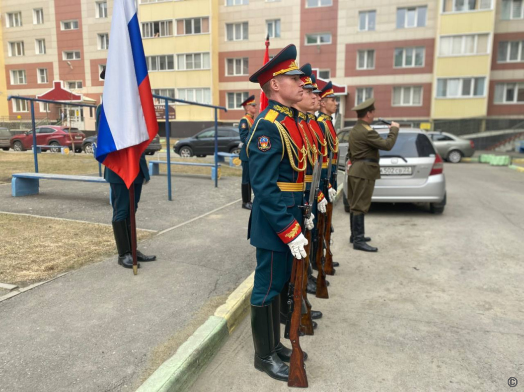 Парад у дома ветерана»: для Анны Васильевны Шималиной исполнили песни  военных лет БАРНАУЛ :: Официальный сайт города