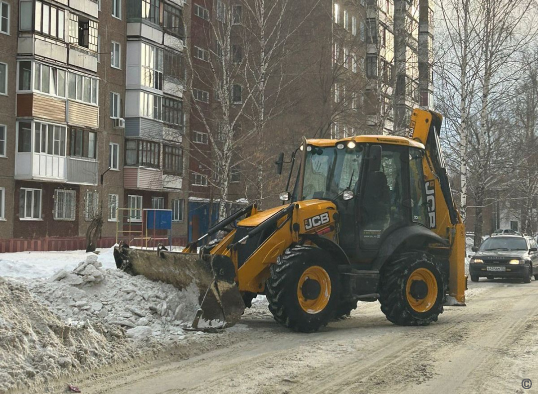 В районах Барнаула продолжают работу по очистке дворовых территорий и  кровель многоквартирных домов от снега и наледи БАРНАУЛ :: Официальный сайт  города