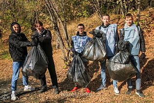 В ходе месячника санитарной очистки барнаульцы помогают убирать в городе мусор
