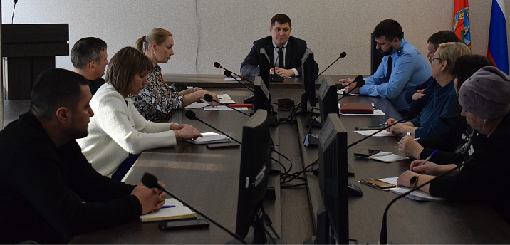 В администрации Индустриального района прошло совещание с управляющими организациями по очистке территорий многоквартирных домов от наледи и снега