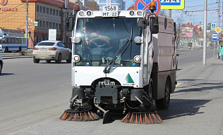 Вакуумная подметально-уборочная спецтехника очищает от пыли городские дороги и тротуары