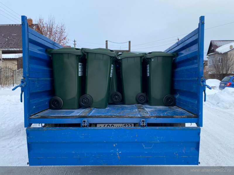 Регоператор по обращению с ТКО приобрел около двух тысяч пластиковых контейнеров для частного сектора Барнаула